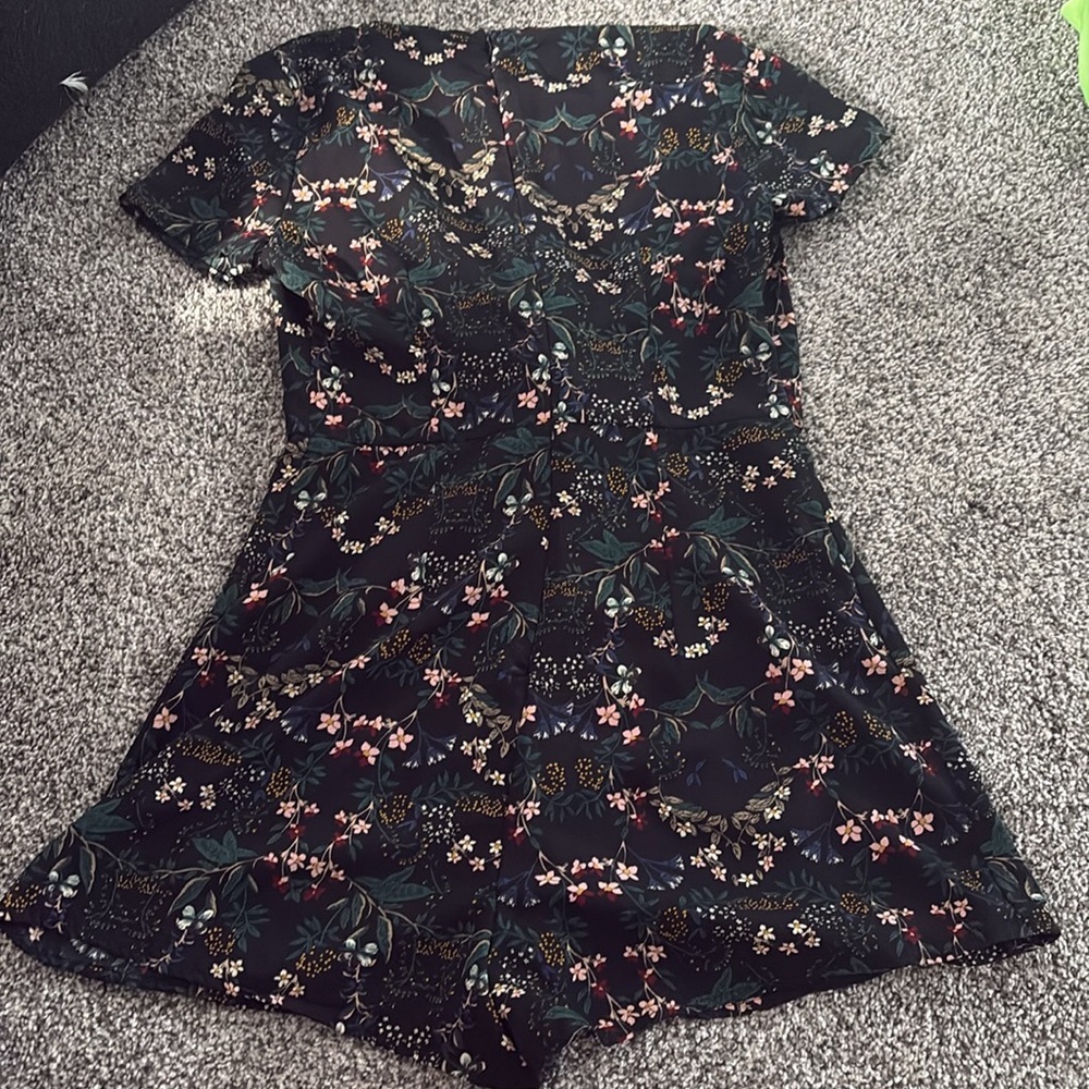 ✨HP✨Black Floral Romper - Picture 7 of 7